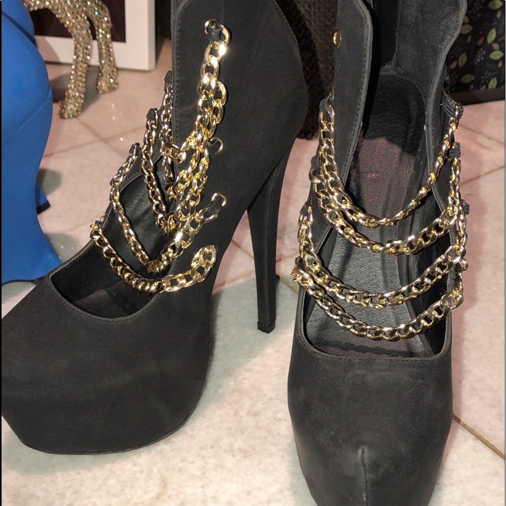Black high heels with gold chain